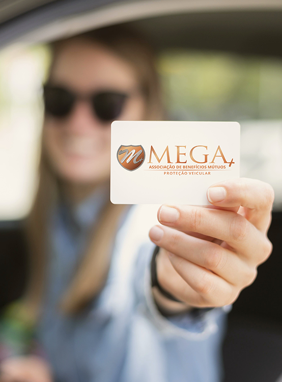 Imagem de uma mulher segurando um cartão da Mega Mais